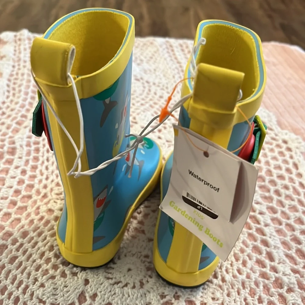 Kids  waterproof garden boots NWT by Sun Squad.  With fun shark patterns. - Picture 3 of 9